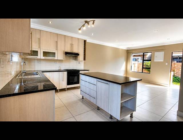 2 BEDROOM TOWNHOUSE FOR SALE IN HEUWELSIG